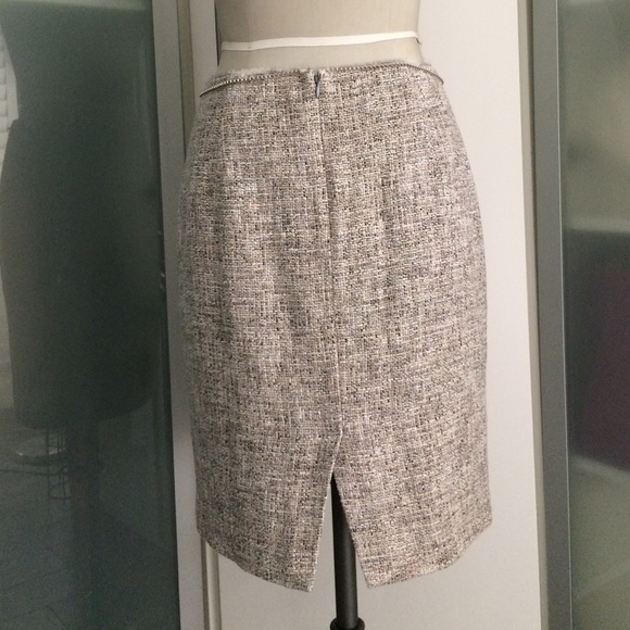 Elie Tahari skirt with chain accent size 6 - Picture 3 of 4